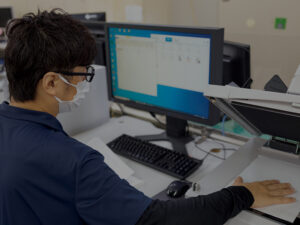 スキャナに用紙をセットしている様子