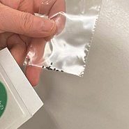 封筒に種の入ったビニール袋を入れている様子