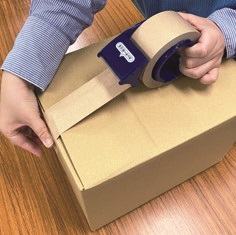 段ボール箱をガムテープで止めている様子